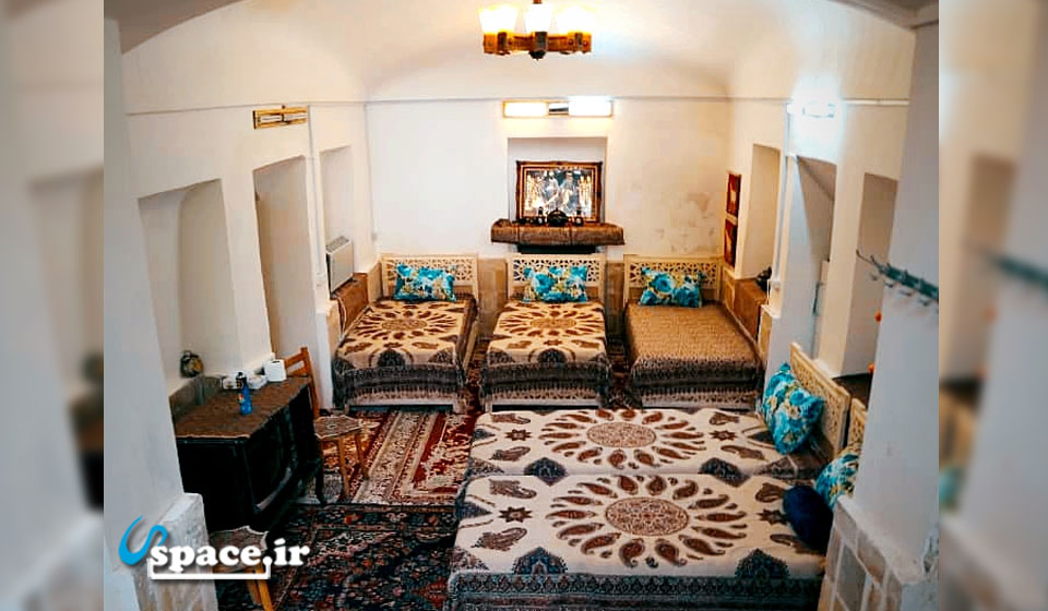 نمای داخلی اتاق 5 تخته سرداب هتل سنتی خادمی - اصفهان